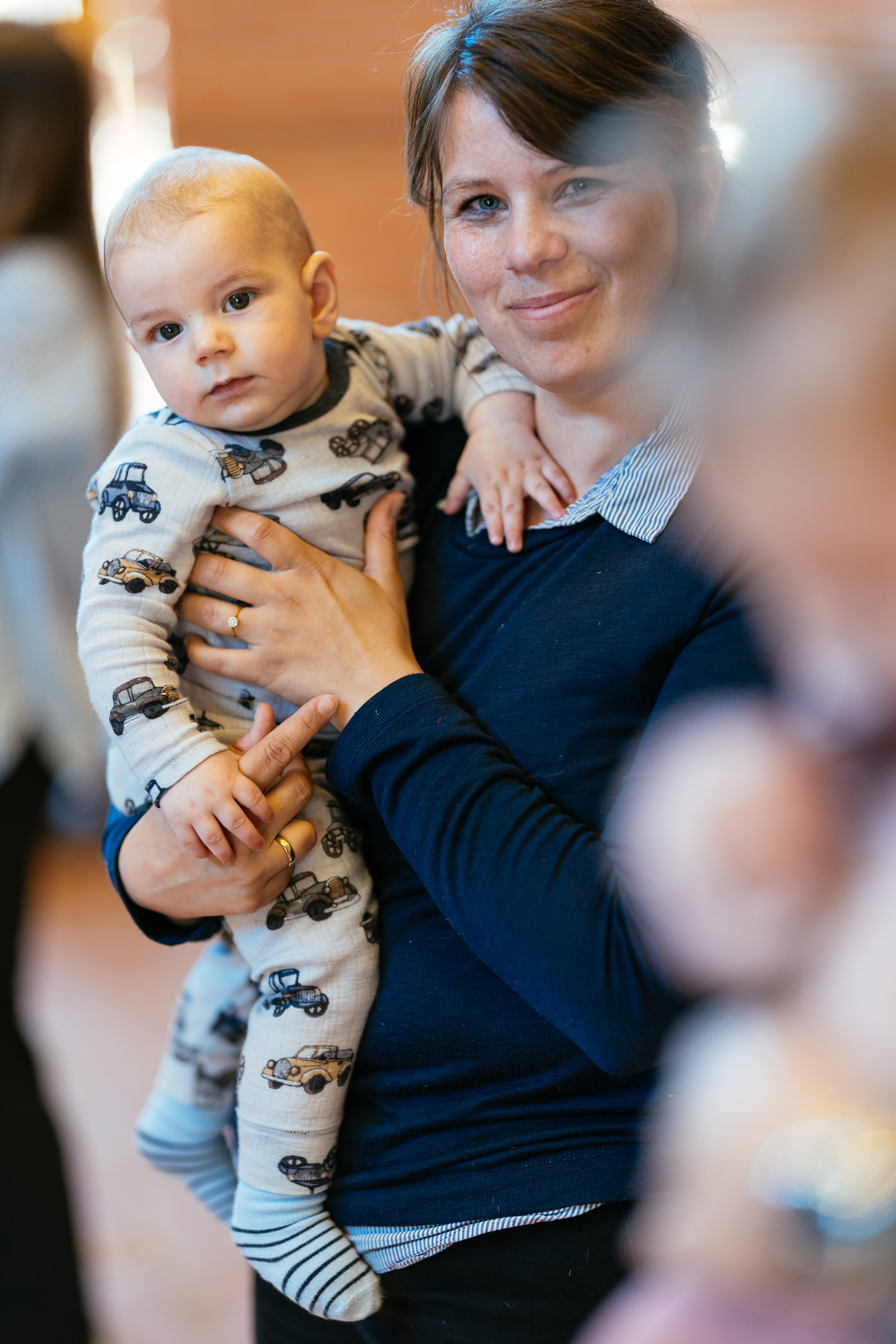 Hygge - en lanterne på et bord med småkager og kaffe og julepynt