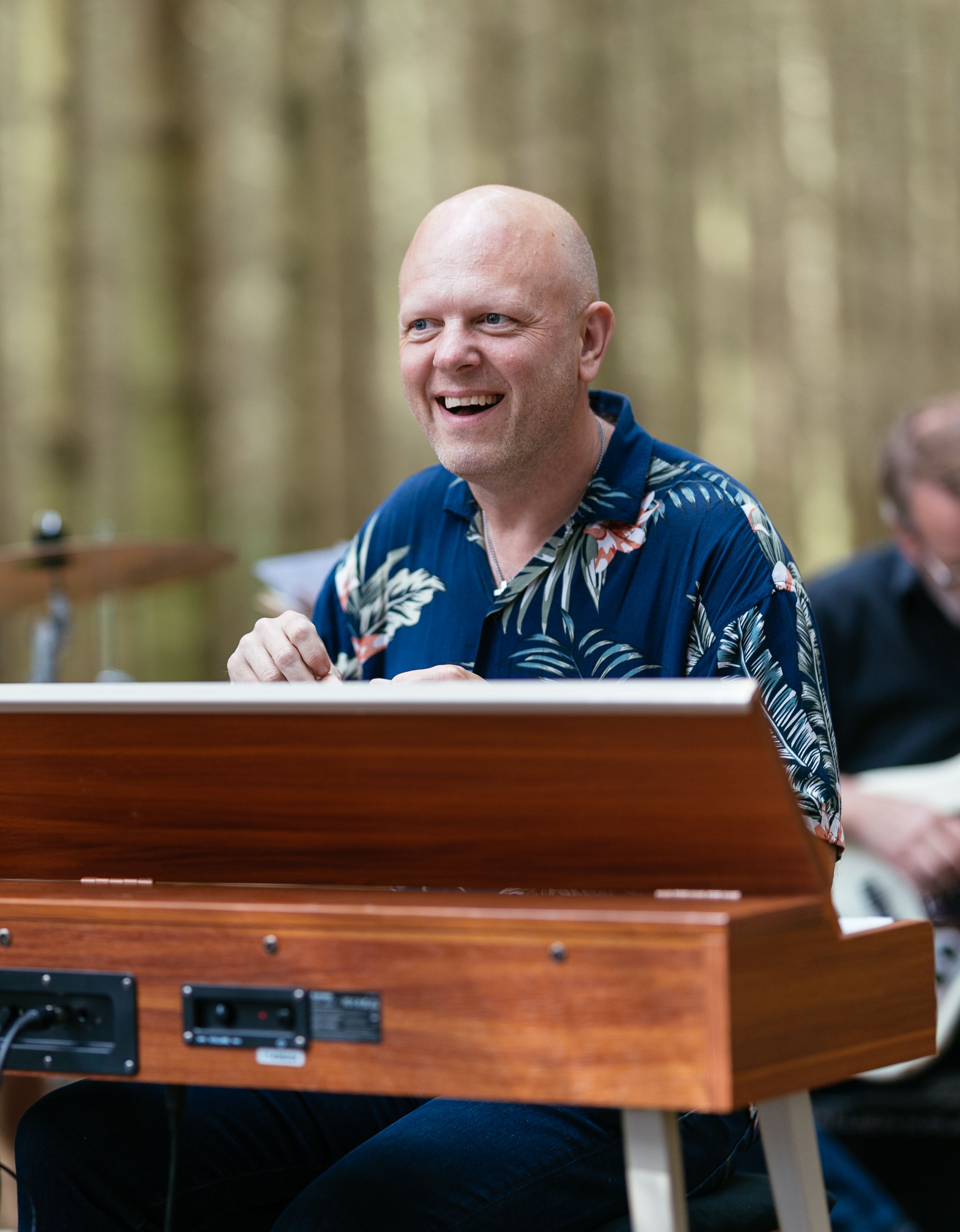 Nikolaj Skaaning spiller klaver i skoven på Lillesyd