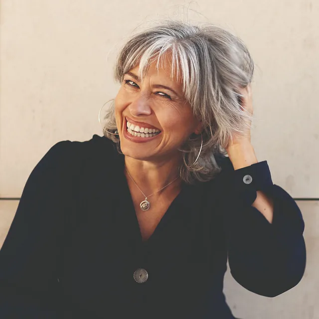 Hygge - en lanterne på et bord med småkager og kaffe og julepynt